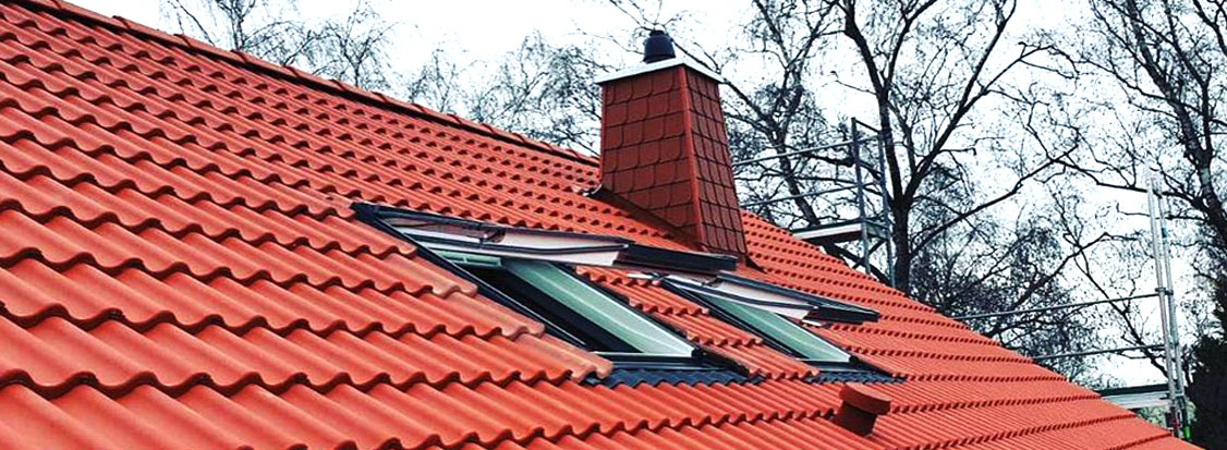 Einbau von Roto und VELUX Dachfenstern durch die Zimmerei und Dachdeckerei Höke aus Bielefeld