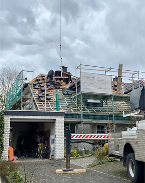 Der Ladekran unterstützt die Dachdecker-Arbeiten, Zimmerei und Dachdeckerei Höke